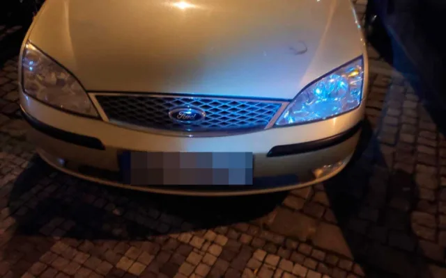 Opilí turisté v Praze skákali po zaparkovaných autech. Skončili v rukou policie