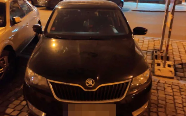 Opilí turisté v Praze skákali po zaparkovaných autech. Skončili v rukou policie