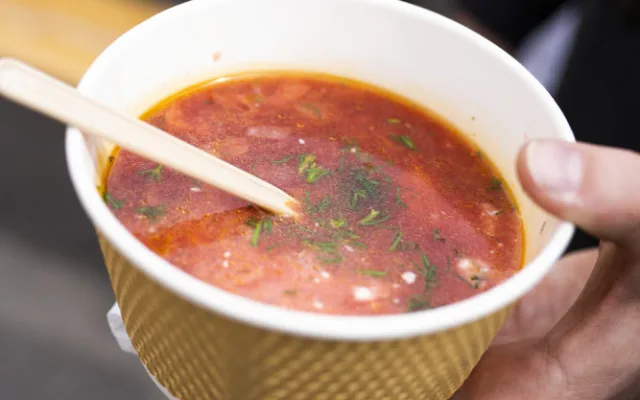 V Pražské tržnici je nový foodtruck s ukrajinskými specialitami. Připravují je uprchlíci