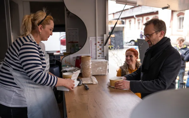 V Pražské tržnici je nový foodtruck s ukrajinskými specialitami. Připravují je uprchlíci