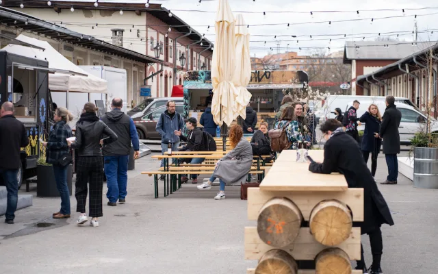 V Pražské tržnici je nový foodtruck s ukrajinskými specialitami. Připravují je uprchlíci