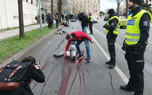 Drsný protest před ruskou ambasádou. Umělá krev a nehybná těla