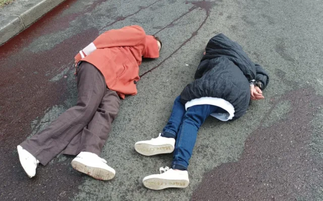 Drsný protest před ruskou ambasádou. Umělá krev a nehybná těla