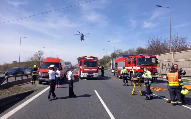 Nehoda dvou kamionů zablokovala D1 před sjezdem na Opatov. Z jednoho vytekla kyselina