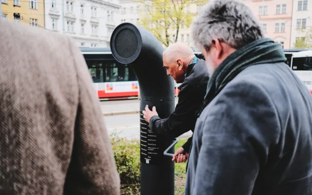 David Vávra v Praze slavnostně zprovoznil nový Poesiomat. Ten lidé rozezní zatočením klikou