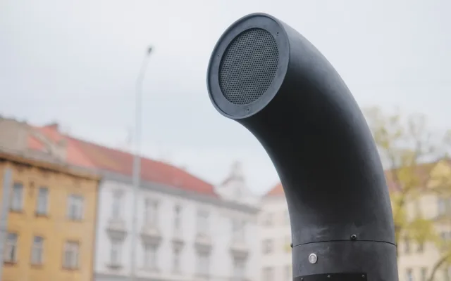 David Vávra v Praze slavnostně zprovoznil nový Poesiomat. Ten lidé rozezní zatočením klikou
