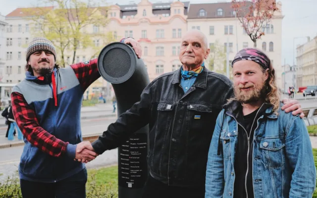 David Vávra v Praze slavnostně zprovoznil nový Poesiomat. Ten lidé rozezní zatočením klikou