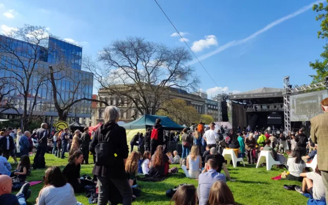 Karlovo náměstí se rozeznělo hudbou. Stovky lidí přišly na jazz