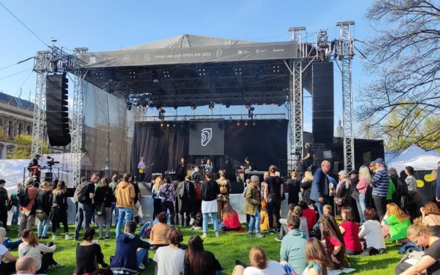 Karlovo náměstí se rozeznělo hudbou. Stovky lidí přišly na jazz