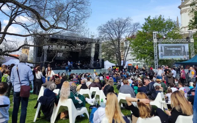 Karlovo náměstí se rozeznělo hudbou. Stovky lidí přišly na jazz