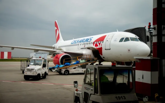 Letěli jsme s gorilou i delfínem, vzpomíná zkušený pilot, který odhalil fungování pražského letiště