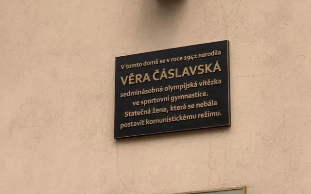 VIDEO: Děvče z Karlína, které se nebálo postavit komunistům. Věra Čáslavská má v Praze pamětní desku