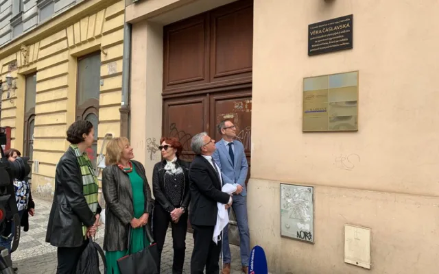 VIDEO: Děvče z Karlína, které se nebálo postavit komunistům. Věra Čáslavská má v Praze pamětní desku