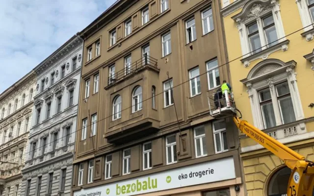 VIDEO: Děvče z Karlína, které se nebálo postavit komunistům. Věra Čáslavská má v Praze pamětní desku