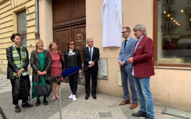 VIDEO: Děvče z Karlína, které se nebálo postavit komunistům. Věra Čáslavská má v Praze pamětní desku