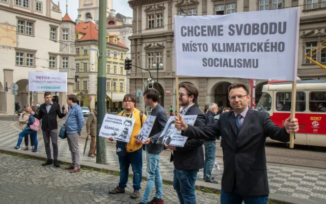 VIDEO: Studenti v Praze stávkovali za klima. Nejít do školy, nám přijde adekvátní, říká jejich mluvčí