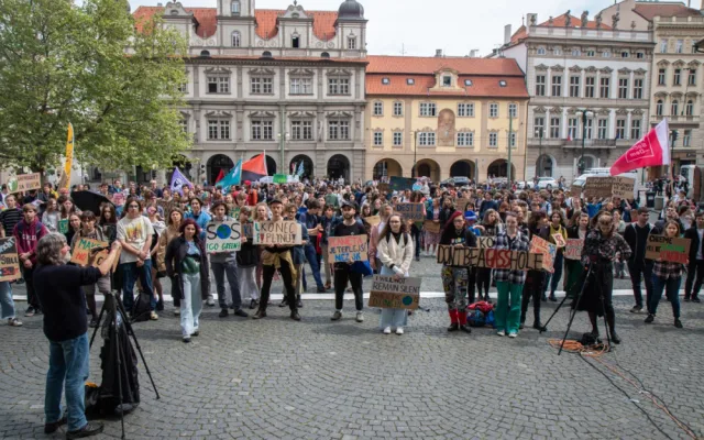 VIDEO: Studenti v Praze stávkovali za klima. Nejít do školy, nám přijde adekvátní, říká jejich mluvčí