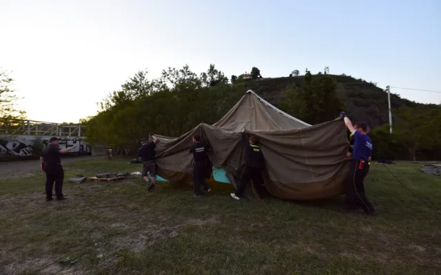 VIDEO: Hasiči postavili v Troji stanové městečko pro sto padesát uprchlíků. Je to málo, říkají dobrovolníci