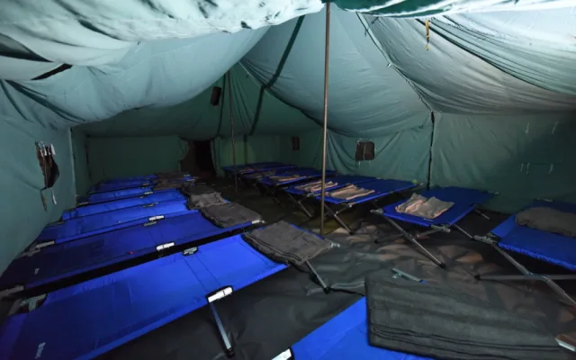 VIDEO: Hasiči postavili v Troji stanové městečko pro sto padesát uprchlíků. Je to málo, říkají dobrovolníci