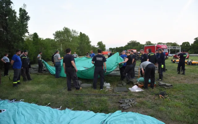 VIDEO: Hasiči postavili v Troji stanové městečko pro sto padesát uprchlíků. Je to málo, říkají dobrovolníci