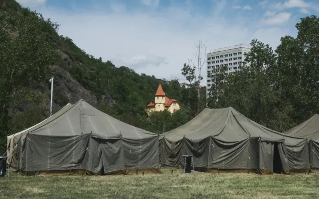 FOTOGALERIE: Z nádraží do stanů. Podívejte se, kde budou spát uprchlíci z Ukrajiny