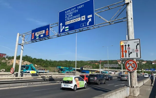 VIDEO: Na Barrandovském mostě už se frézuje, doprava je omezena. Podívejte se přímo na místo