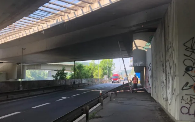VIDEO: Opravy Barrandovského mostu pokračují. Dělníci začali bourat nájezd ze Strakonické