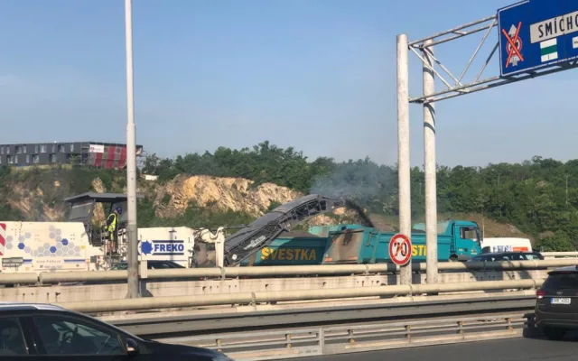 VIDEO: Opravy Barrandovského mostu pokračují. Dělníci začali bourat nájezd ze Strakonické
