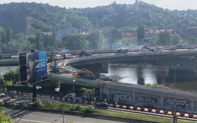 VIDEO: Opravy Barrandovského mostu pokračují. Dělníci začali bourat nájezd ze Strakonické