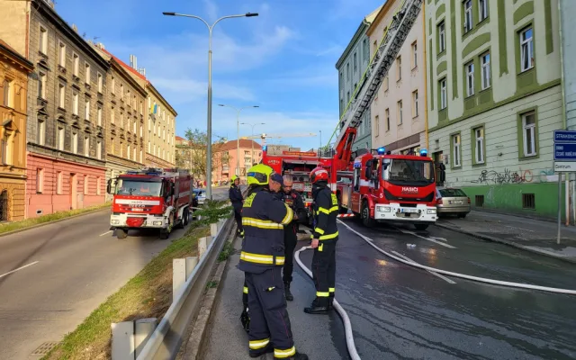 Ve Vysočanech hořel podkrovní byt. Hasiči museli evakuovat i obyvatele sousedních domů