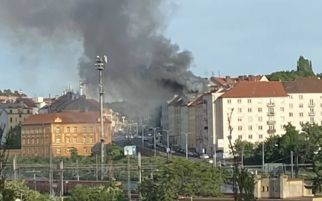 Ve Vysočanech hořel podkrovní byt. Hasiči museli evakuovat i obyvatele sousedních domů