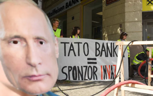 VIDEO: Falešný plynovod a muž v masce Putina. Aktivisté demonstrovali proti podpoře ruského průmyslu