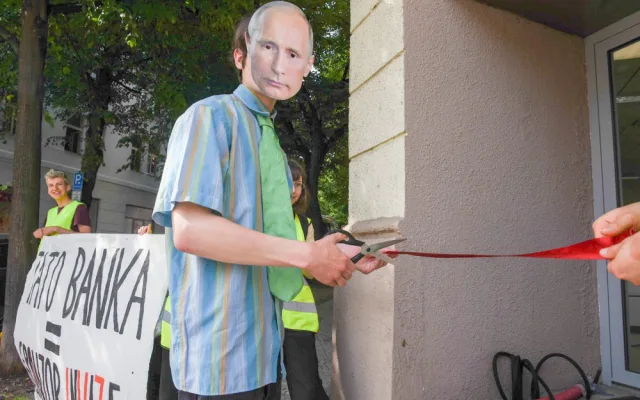 VIDEO: Falešný plynovod a muž v masce Putina. Aktivisté demonstrovali proti podpoře ruského průmyslu