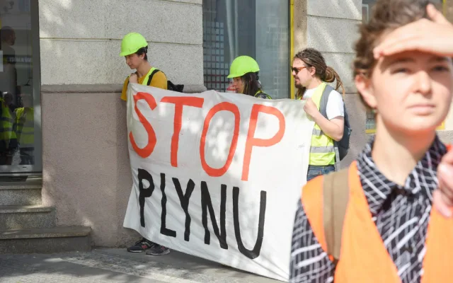 VIDEO: Falešný plynovod a muž v masce Putina. Aktivisté demonstrovali proti podpoře ruského průmyslu
