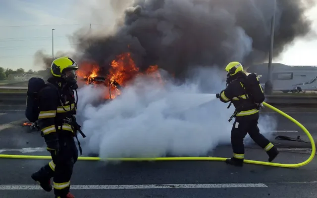 VIDEO: Požár auta v Praze zablokoval dopravu