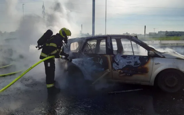 VIDEO: Požár auta v Praze zablokoval dopravu