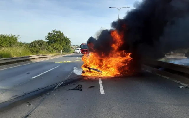 VIDEO: Požár auta v Praze zablokoval dopravu