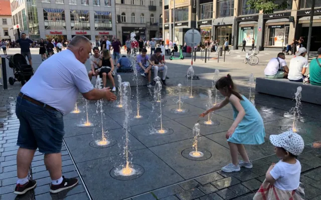 VIDEO: Na Václaváku začala fungovat fontána. Přitahuje děti i dospělé