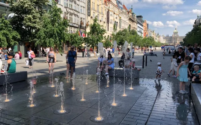 VIDEO: Na Václaváku začala fungovat fontána. Přitahuje děti i dospělé