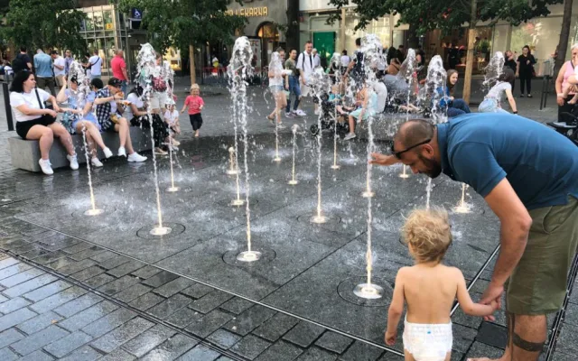 VIDEO: Na Václaváku začala fungovat fontána. Přitahuje děti i dospělé