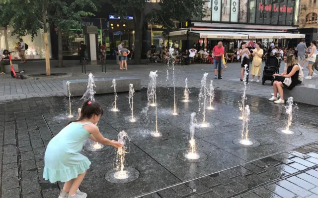 VIDEO: Na Václaváku začala fungovat fontána. Přitahuje děti i dospělé