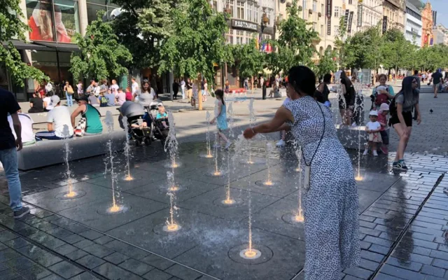 VIDEO: Na Václaváku začala fungovat fontána. Přitahuje děti i dospělé