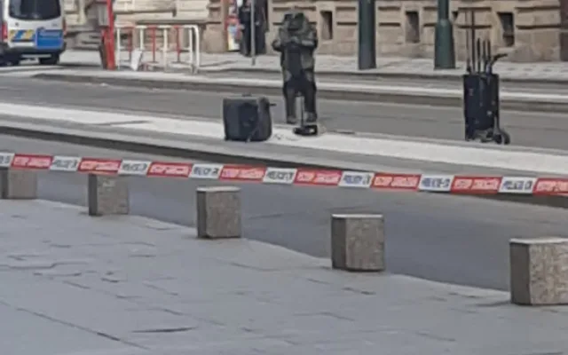 Pyrotechnici kontrolovali podezřelé zavazadlo v centru Prahy. Zásah přerušil dopravu