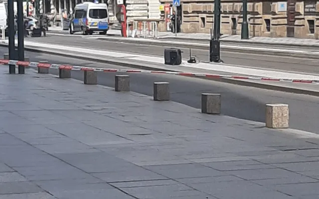 Pyrotechnici kontrolovali podezřelé zavazadlo v centru Prahy. Zásah přerušil dopravu
