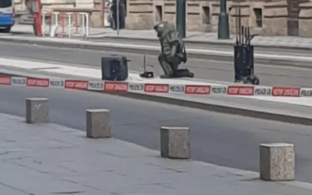 Pyrotechnici kontrolovali podezřelé zavazadlo v centru Prahy. Zásah přerušil dopravu