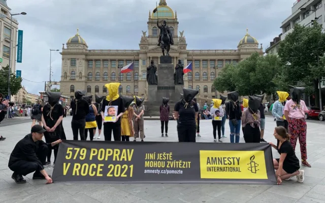 VIDEO: Aktivisté s oprátkami kolem krku v Praze upozornili na problematiku trestu smrti
