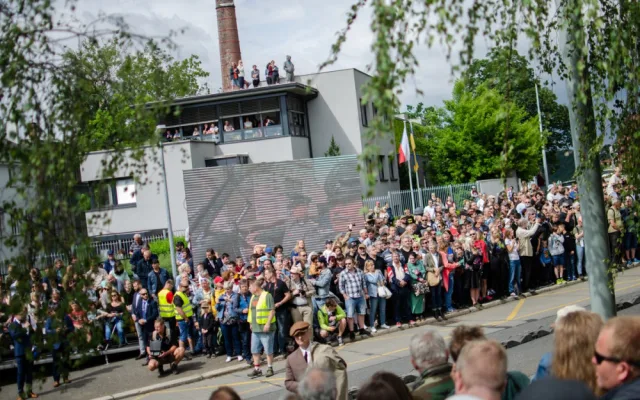 V Praze 8 dnes proběhla rekonstrukce atentátu na Heydricha. Přišly stovky lidí