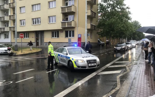 Policisté museli na chvíli zastavit dopravu.