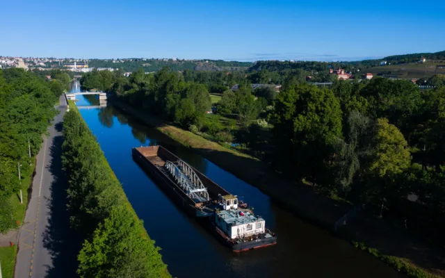 Most přes plavební kanál Troja-Podbaba je na místě. Přivezli ho po řece z Mělníku