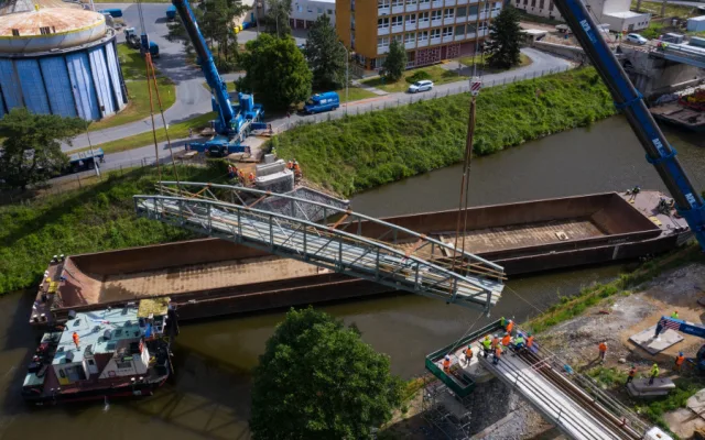 Most přes plavební kanál Troja-Podbaba je na místě. Přivezli ho po řece z Mělníku